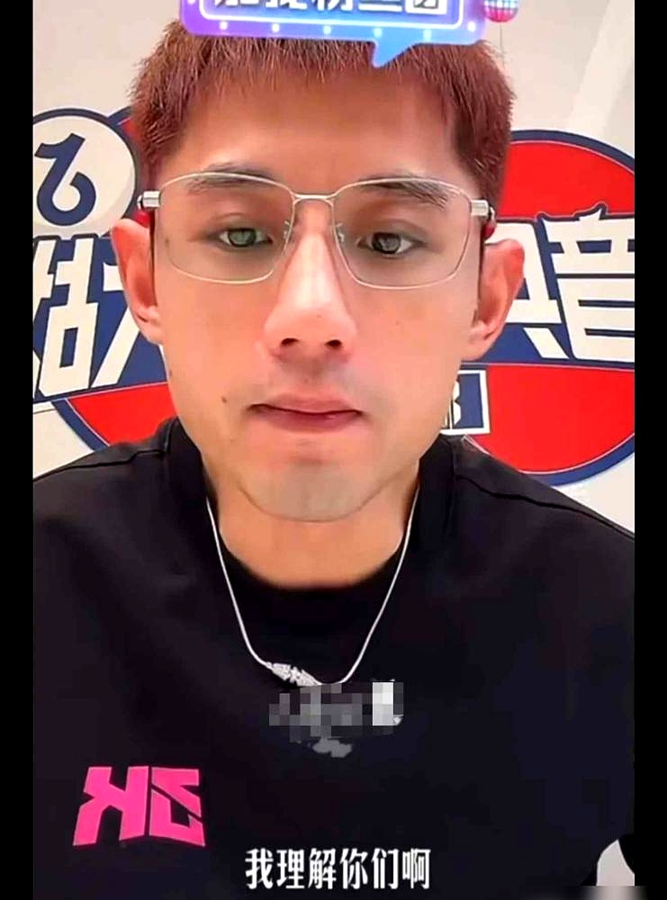 比赛拿了银牌非要说比金牌还贵重，这逻辑实在让人看不懂。
 

林诗栋4比0干脆利落拿下王楚钦，奖杯稳稳留在咱们自家手里，多好的事，偏偏网上一堆人吵翻了天
 

连解说都被拖下水挨骂，张继科在直播里倒是直爽，直接怼了那些抬杠的粉丝，说竞技体育到底还是胜者为王。
 

但他也没一棒子打死，替身兼多项还带