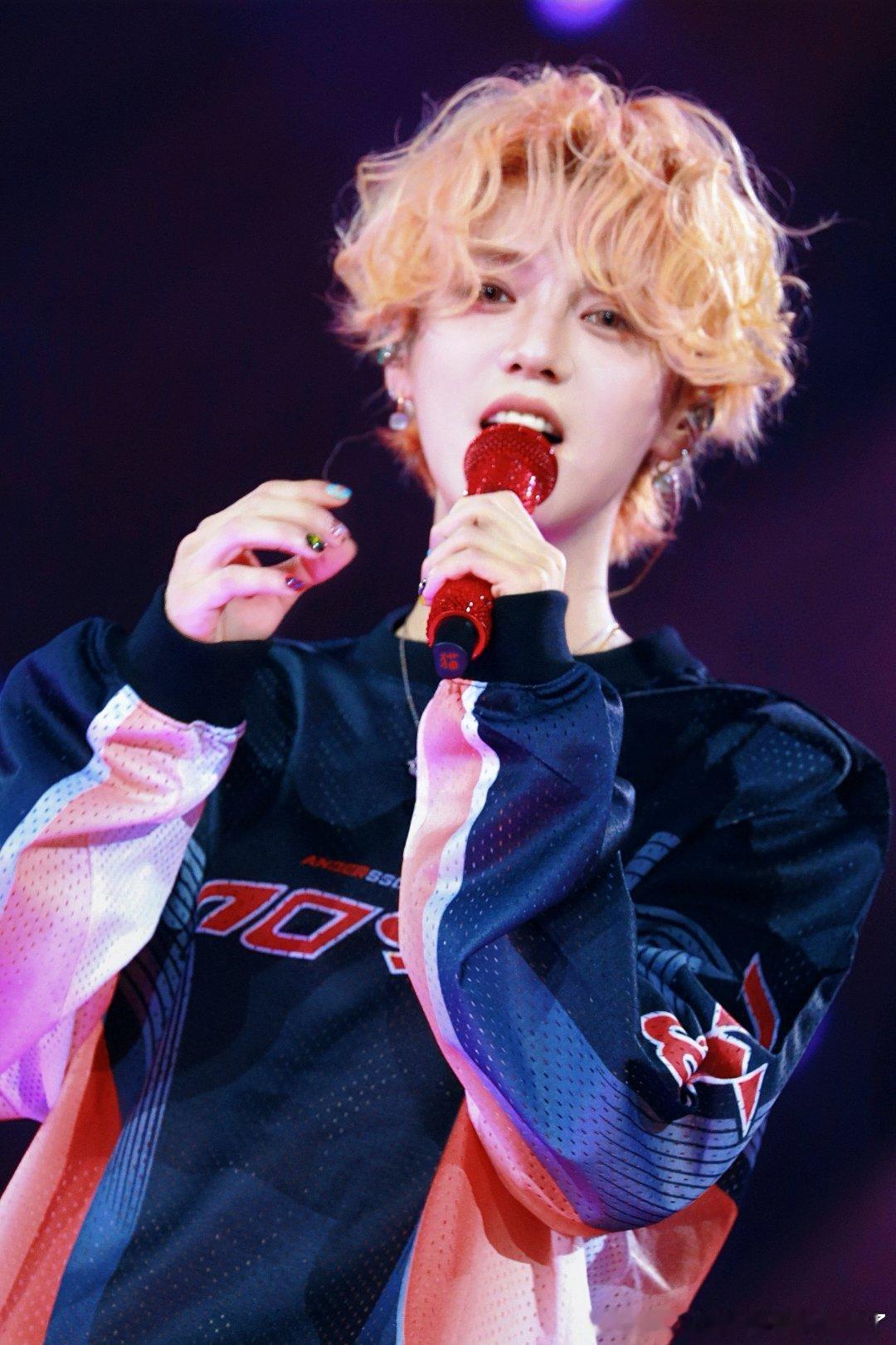 #鹿晗[超话]##鹿晗gapday音乐节##全世界最帅的老板#即使山高水远，我也愿为你而来 ​