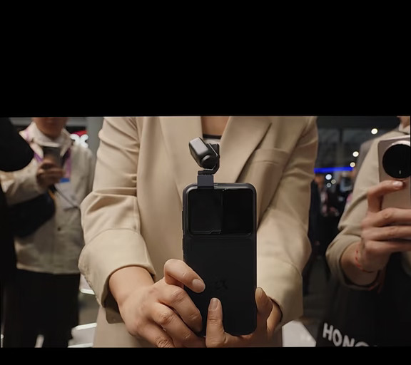 全球首款机器人手机#荣耀RobotPhone 今日火爆开售!到店购机更享3500