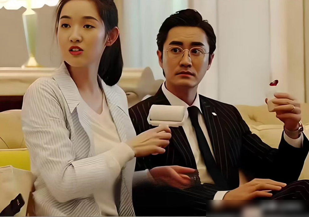 王玉雯跟杨玏被传结过婚又离了，结果一查，压根没领过证。
2020年拍《纵有疾风起》好上的，差10岁。2021年牵手逛超市被拍，后来还在顺义合买了别墅，杨玏亲自盯装修，都以为是婚房。
结果2024年突然分了。原因特别现实：杨玏87年的，着急要孩子、想安稳；王玉雯97年的，团队放话30岁前不考虑结婚