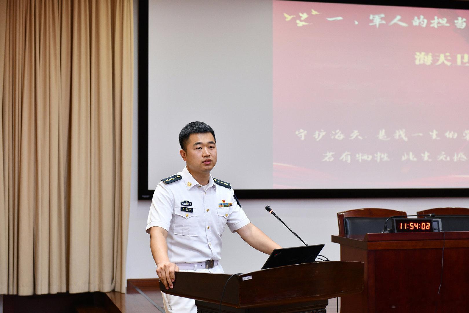 思想政治教育，是凝心铸魂的基石,是练兵备战的保证.为进一步夯实政治教员队伍能力素质,锤炼授课基本功，提升育人质效.近日，海军某试训部队开展优秀政治教员评比活动,来自各个单位的11名政治教员同台竞技,上演了一场精彩的思政“大练兵”. ​