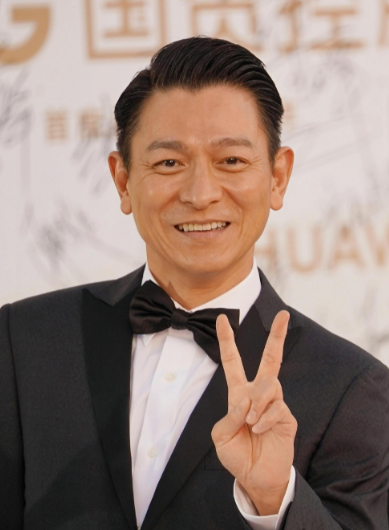 刘德华再上央视《新闻联播》冲上热搜！

这回可不是因为什么新电影上映或者演唱会门票秒光，而是因为他出现在了央视《新闻联播》的画面里。一个娱乐圈的明星能上《新闻联播》，本来就够稀罕的，更何况刘德华这次上镜，带来的还是一个沉甸甸的新身份——中国电影家协会副主席。

画面里头，64岁的刘德华西装革履，坐姿