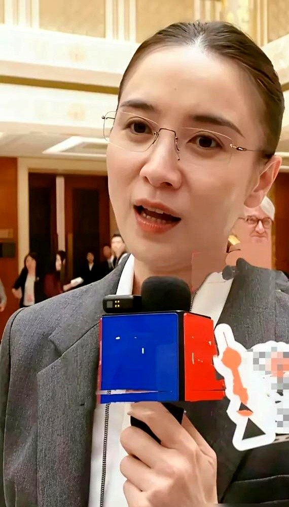 剧集开机率暴跌到去年的三成，演员宋佳却在镜头前笑出声。

在杨天真的访谈里，宋佳把影视圈的底子抖了个干净。她说前几年整个行业都在发疯，资方拿着上亿的支票砸人，演员抠图念数字就能把钱装进口袋。她当时硬是咬着牙把上亿的项目推出门外，转身去过自己的日子。

现在潮水退了，烂片没人看了。剧组大面积停工，没戏