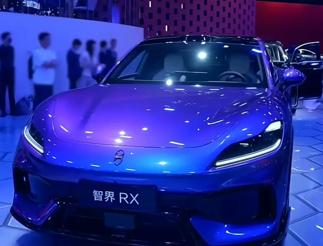赵长江提示：智界RX不选L3架构版，三年后二手价可能差出一台车

表弟昨晚发来微信：30万预算看智界RX，两个版本差6万，他懵了。

我问他：“你准备开三年，还是开八年？”

他半天没回，最后来了句：“这车我还没买，怎么先想换车了？”

很多人买新能源车，纠结的不是配置，而是时间。

29.98万的