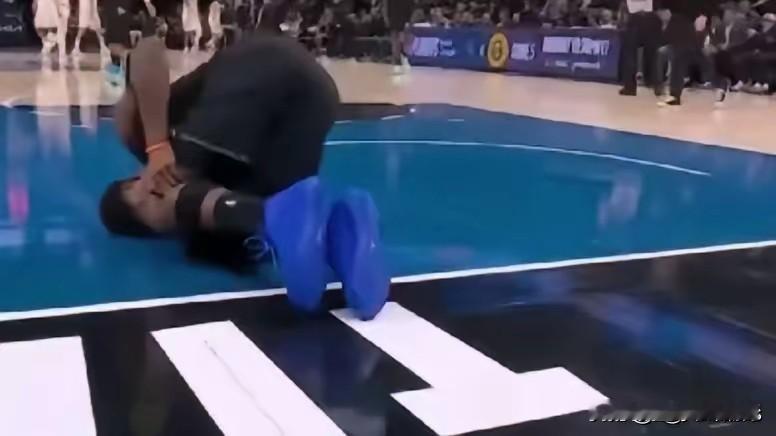 森林狼队天塌了迪温琴佐刚受伤后爱德华兹左膝盖过度拉伸放回更衣室本场比赛...