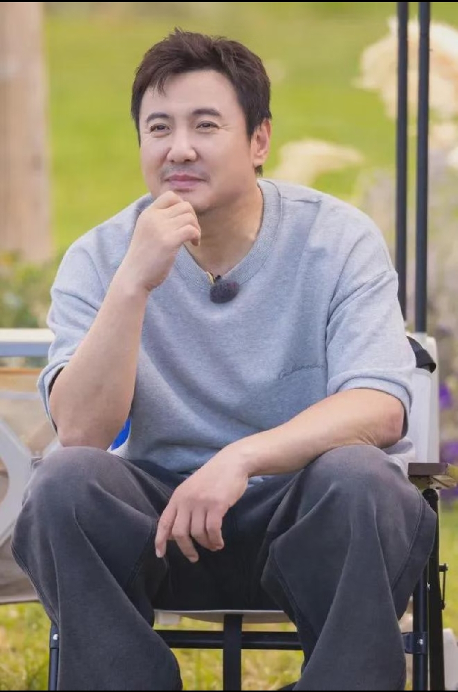 最近又重刷了欢乐喜剧人第一季，
发现一个问题，
沈腾的面相真的
变太多了，
以前的小沈导总是意气风发，
在镜头面前认真还有点严肃。

在舞台上表演
精彩的内容总是能得到观众好评
至今认为欢乐喜剧人办的那几季，
没有一个能打过沈腾的

一共十三期
每一期的元素都不一样
有创新也有对经典的致敬
期期好评