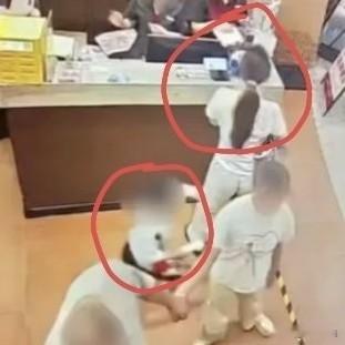 书面道歉，对一个成年人来说可能只是一张纸。但对一个4岁的孩子来说，那等于给他的一生钉上一块“故意”的牌子。

9月9日，“4岁男童被指摸臀”事件中男孩的父亲公开发声。他说了三件事：第一，监控证明孩子是在跑动中因过道狭窄身体失衡，手部无意碰到，不是“摸臀”。第二，事发后他们第一时间口头道歉并赔付了医药