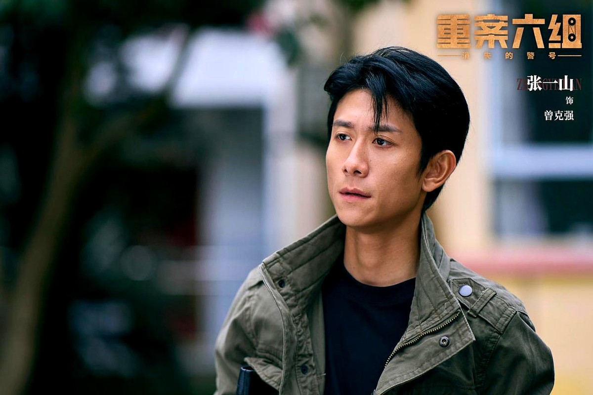 豆瓣4.4分，张一山翻拍《重案六组》翻车了。

演年轻版“大曾”，小动作太多，那股子痞劲儿，不像刑警，更像混街头的。观众不买账，说他把所有角色都演成了一个人。

女主角李沐宸演“季洁”，也被说跟老版差太远，本人都亲自下场回应争议。一集就二十多分钟，案子还没咂摸出味儿就破了，少了那股子写实感。

这剧