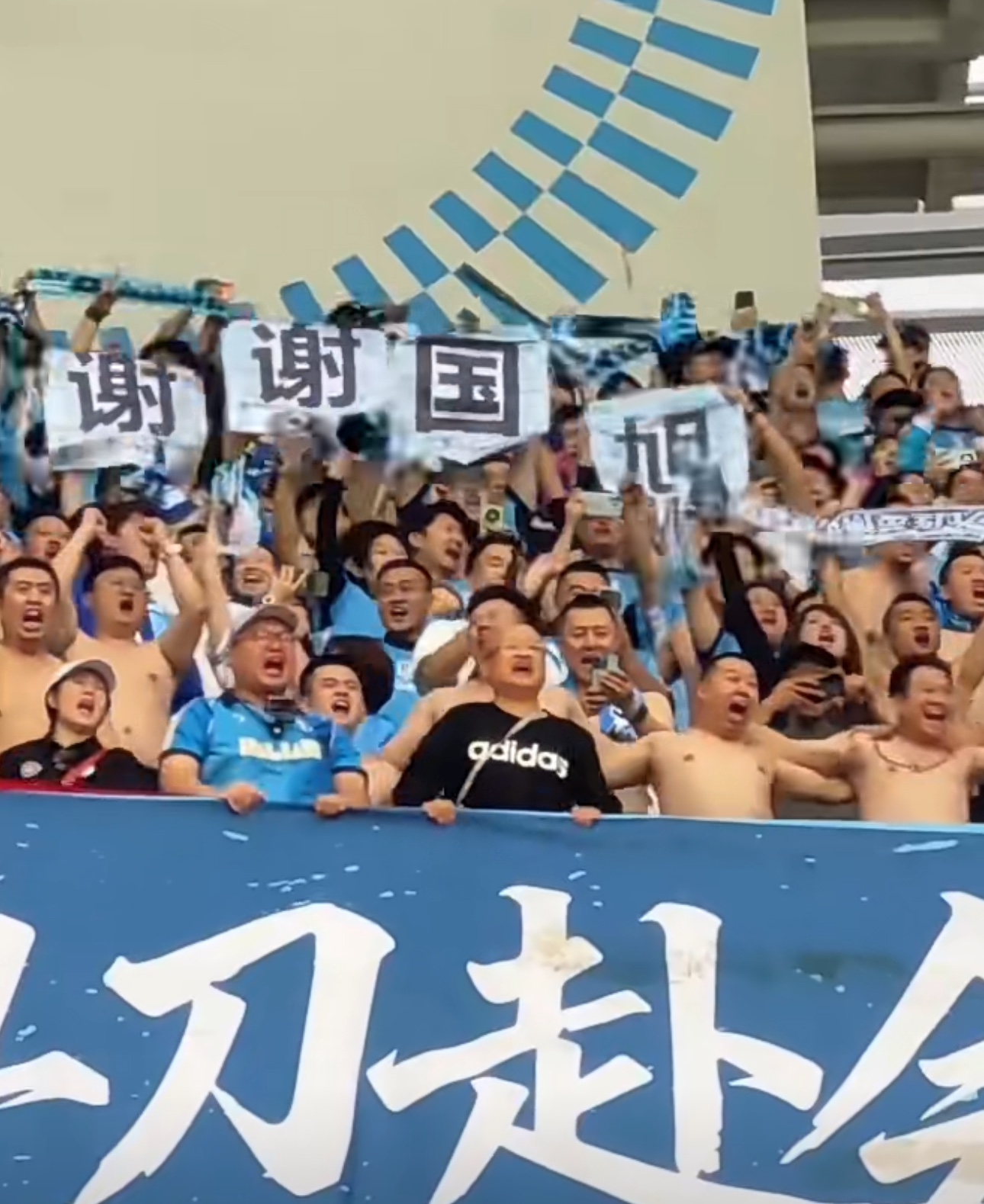 中超联赛第29轮，大连英博1-0战胜成都蓉城后。前国脚徐亮表示：“在我心里，大连英博在赛季尾声这番表现已经证明，他们已经是这赛季的中超冠军了。”
资深媒体人徐江表示：”蓉城这赛季就是靠着很多球队扣分，才能争冠。下赛季费利佩这些外援离队，联赛也没有扣分，蓉城就啥也不是了。“
前国脚杨旭表示：“我觉得蓉