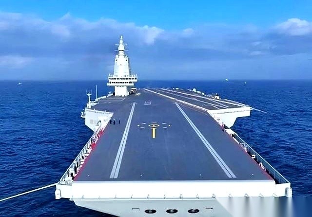 中国公开了东风-21D和东风-26导弹，这两款武器专门用来增加对手大型水面舰队靠近的成本。
但有了这种能把别人挡在远处的手段，我们依然在继续打造带电磁弹射的福建舰等大型战舰，甚至网上的讨论已经指向了004的建造。
至于网上流传的那些舰载激光器的具体功率、拦截距离和毁伤时间，目前仍然缺乏足够权威的公开