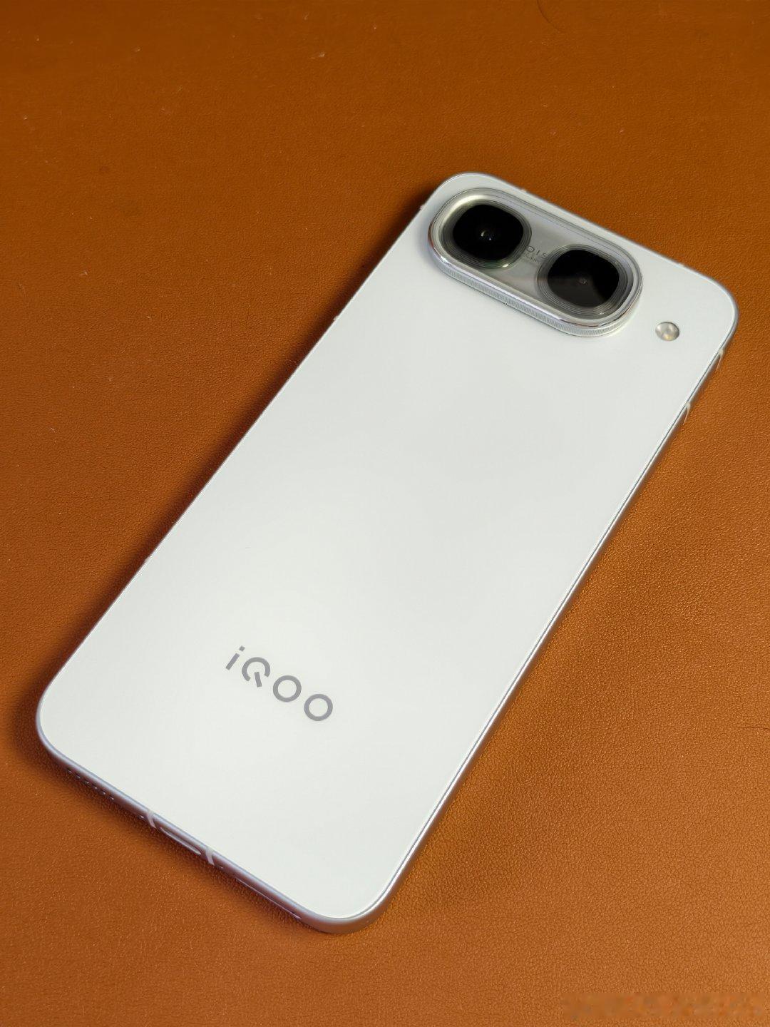 #iqoo[超话]##iQOONeo11至尊版# 上手体验｜续航真的是最大惊喜✨9100mAh蓝海大电池，重度刷短视频、打游戏一整天，依旧还有剩余电量，彻底告别电量焦虑。天玑9500M+自研Q2电竞芯片，大型手游高画质稳帧输出，8K冰穹VC散热，长时间游戏机身只是温热，不会烫手降频。 ​