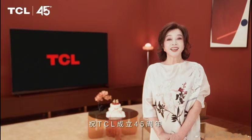 #在惠州偶遇刘晓庆是什么神仙运气#网友惠州探馆偶遇刘晓庆，TCL高清大屏承载往日荧幕记忆，真人现身，优雅从容不减当年。 ​