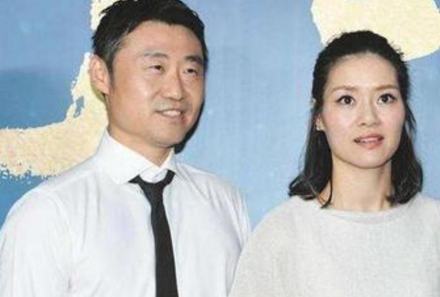 李娜结婚二十年，没叫过公婆一声爸妈，一次饭没做过，两个孩子全是姜山接送。
这话搁在任何一个普通家庭，婆婆早就掀了桌子。可李娜和姜山就这么过了二十年。2026年10月，她搭档费德勒在上海打表演赛，热搜上翻出来的还是这些家务事。骂声从2006年领证那天就没断过，翻来覆去就几个词：不孝、不像话、姜山太窝囊