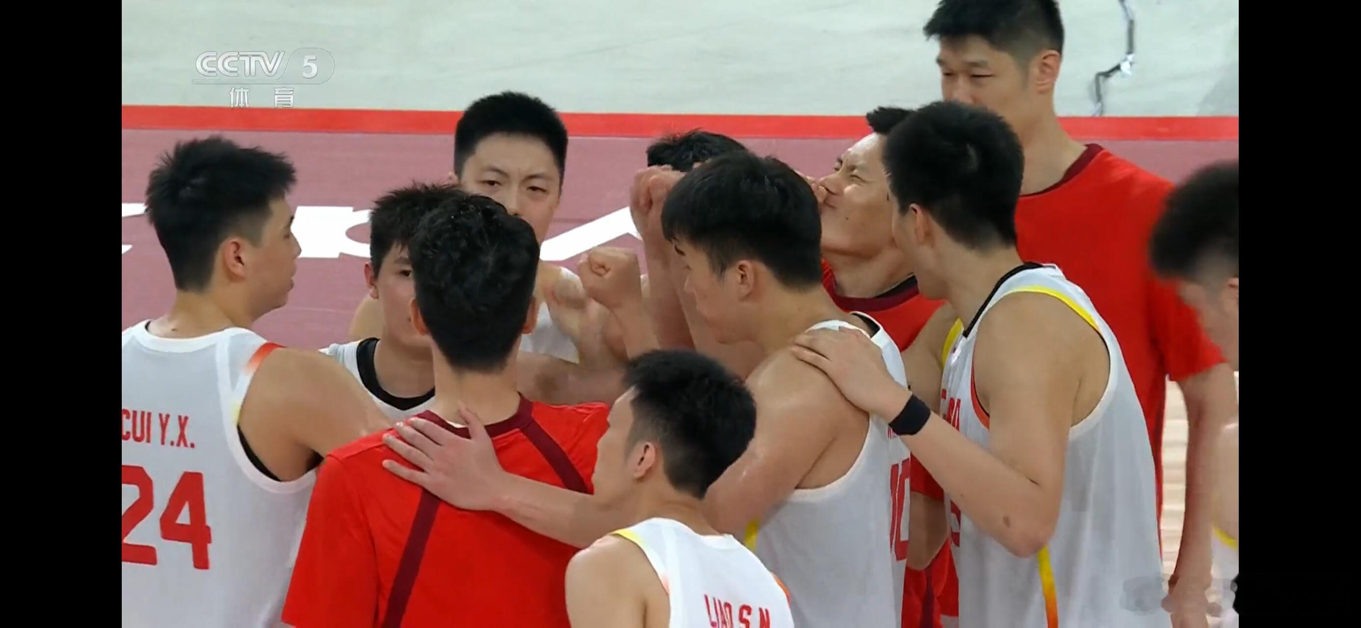 #菲律宾男篮赛后全员黑脸#
中国男篮105‑61狂胜菲律宾44分，亚运会小组赛淘汰上届卫冕冠军。这场复仇对决，中国队牢牢把控比赛节奏，末两节换上轮换球员，曾给对手留一丝晋级机会。场边菲律宾教练组眉头紧锁，第三节打完球员心态崩溃脸色发黑，赛场接连出现摔跤式对抗，不少小动作未被吹罚，卫冕冠军爆 ​