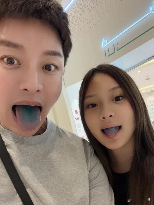 贾乃亮带甜馨迪拜度假，13岁小姑娘亭亭玉立
 
贾乃亮晒出和甜馨在迪拜度假的合照，父女俩同框画面温馨满满。
 
还记得当年综艺里那个古灵精怪、金句频出的小丫头，一晃甜馨已经13岁了。褪去儿时的稚气，身形舒展，亭亭玉立，气质安静大方。
 
难得抽空陪着女儿出门旅行，抛开工作琐事，好好享受父女二人的休闲