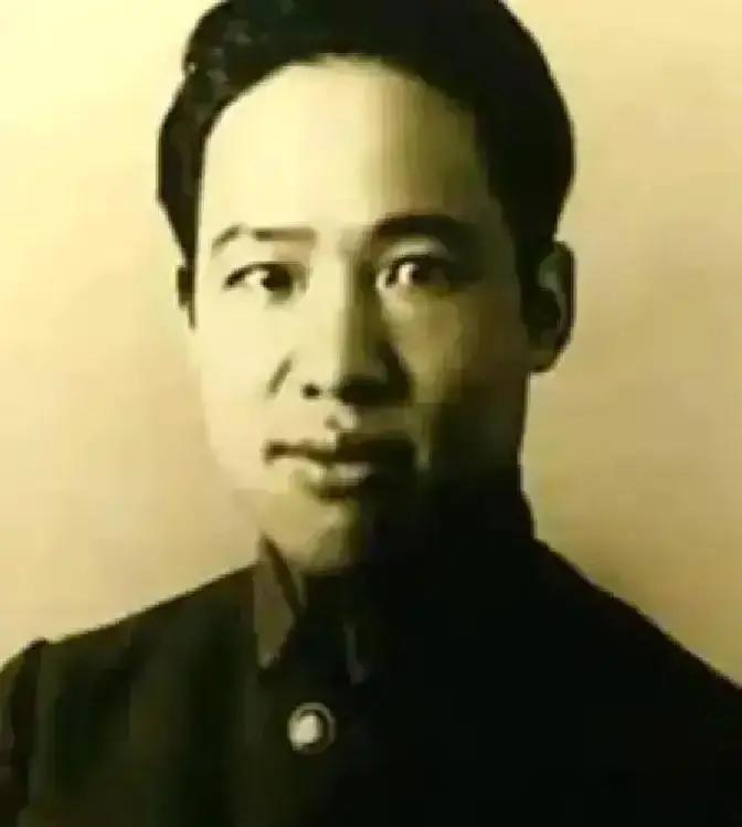 1937年，红军改编为八路军后，原红四方面军政治部主任李卓然被连降8级，毛主席安慰他：“处分你处分重了，你不要介意！”
 
李卓然从窑洞走出来，直接去了村后的训练场。场边有几个战士在练习旗语，他看了一会儿，走过去要了一面旗。
 
“李科长，您这是？” 战士有些疑惑。
 
“练练手，”李卓然说，“很久