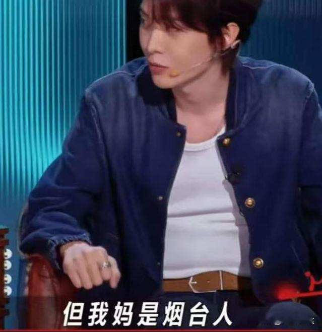 范丞丞一句&34;看人下菜碟&34;，把《喜剧之王单口季3》全场都逗笑了。范丞丞娱乐圈趣事喜剧之王单口季3
范丞丞在节目里自曝，我爸是山东青岛人，我妈是烟台人，总有人问我到底是哪里人。他的回答特别实在：看人下菜碟，在青岛我就说我是青岛人，在烟台我就说自己是烟台人。
这一句&