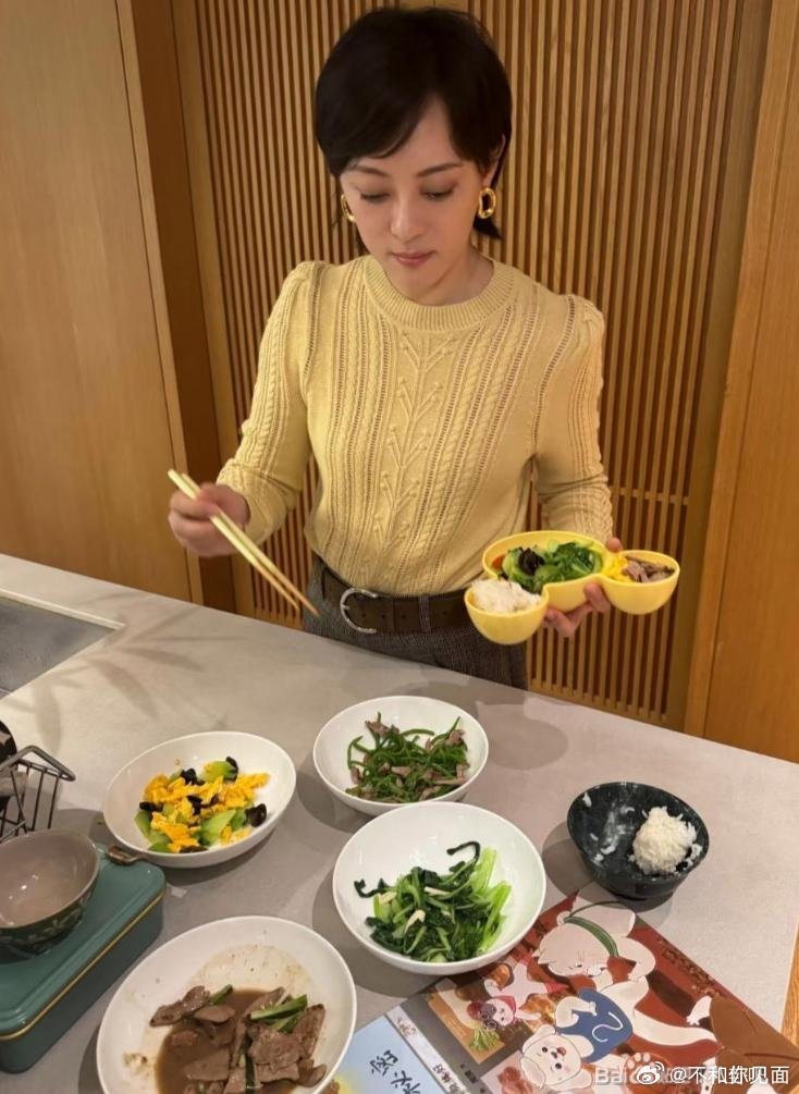 孙俪晒出自家餐桌日常，清淡少食的餐食搭配瞬间引来网友热议 ​