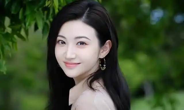 景甜出事，连累三位男主集体焦虑。
张新成耗时四个月拍的《待我醒来时》，眼看定档开播，希望瞬间落空。
张彬彬一年无剧可播，跑去上综艺，好不容易等来《龙骨焚箱》，又遭遇变数。
屈楚萧难得拿到男主，满心期待靠剧升咖，结果竹篮打水一场空。
 
影视寒冬，拍戏机会来之不易。
虽说三位男演员事业安全，大不了重新