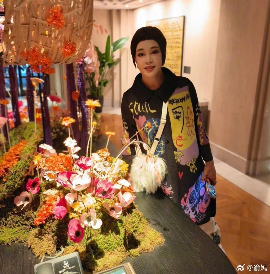 刘晓庆这妆真不知道是怎么画的，七十六岁的人，竟然画得像三十六岁，真是绝了。 ​