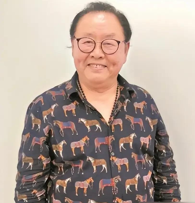 六小龄童和马德华在深山泥潭里摸爬滚打整整六年，累死累活一集戏才拿几十块工钱。
全剧组片酬拿得最离谱的，偏偏是出场没几回的小白龙王伯昭，一个人直接卷走1500块。
这笔钱在八十年代初是个什么概念？普通工人不吃不喝攒三年都够呛，在不少地方都能全款盘下一套小院子。
更让人哭笑不得的是，王伯昭当年开出