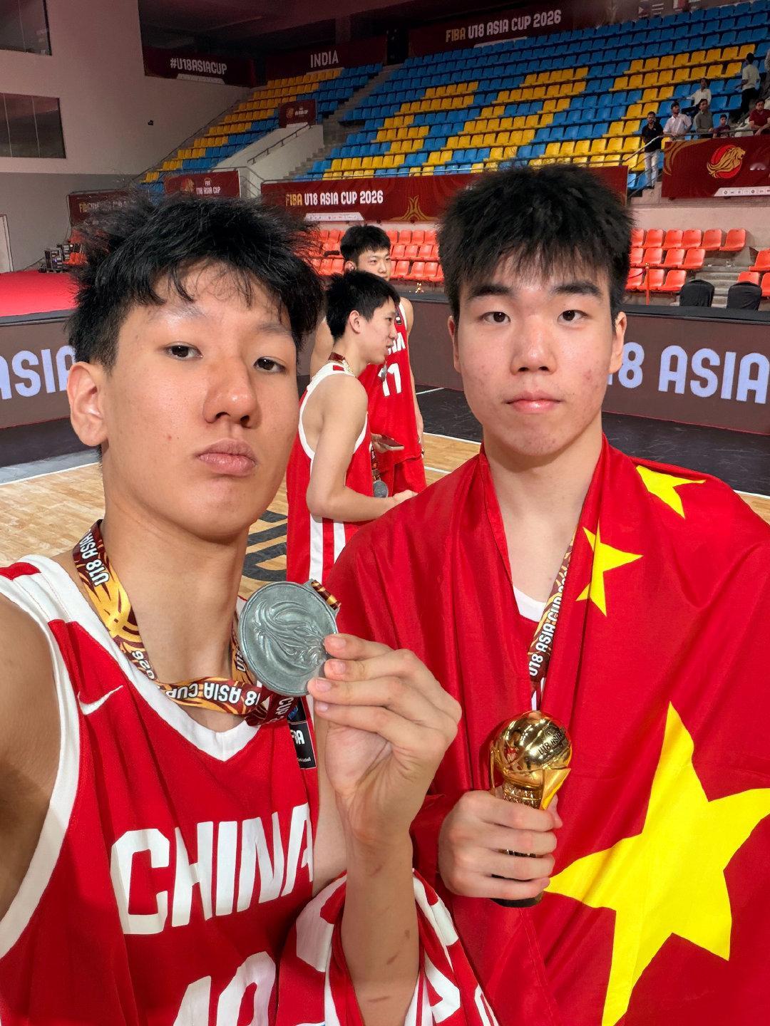 赵杰发来了合照，易轩还因为决赛的发挥有些自责，但都是成长的经历和养分...