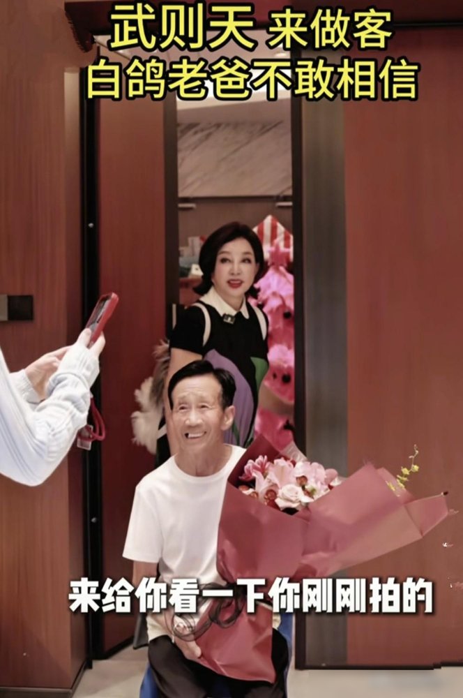 75岁刘晓庆，跑到网红张白鸽家里吃饭去了。一个演女皇的人，跟一个卖货的姑娘坐一桌，这画面谁看了不多停两秒。
饭桌上没聊艺术，聊的是怎么搞钱。张白鸽那边流量正猛，刘晓庆这边短剧拍得飞起，10天干完80集，吻戏一条拍18遍。老太太比年轻人还拼，日均工作12小时起步。
外人看着是忘年交，其实门儿清。一
