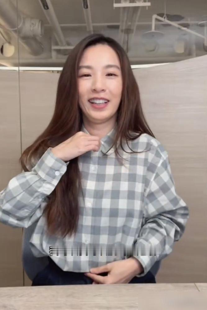 粉丝刷屏让她解衬衫扣子，田馥甄脸一沉：你认真的？
直播间瞬间安静。她停了两秒，转头问工作人员，这算“抖内”吗？得到肯定答复，她突然大笑，说那刷跑车火箭，一路解到肚脐眼。
上一秒严肃，下一秒自己加码。这波接得又狠又体面。
巧的是，她刚官宣12月连开6场小巨蛋，门票实名抽选，一堆人没中签正嗷嗷叫。