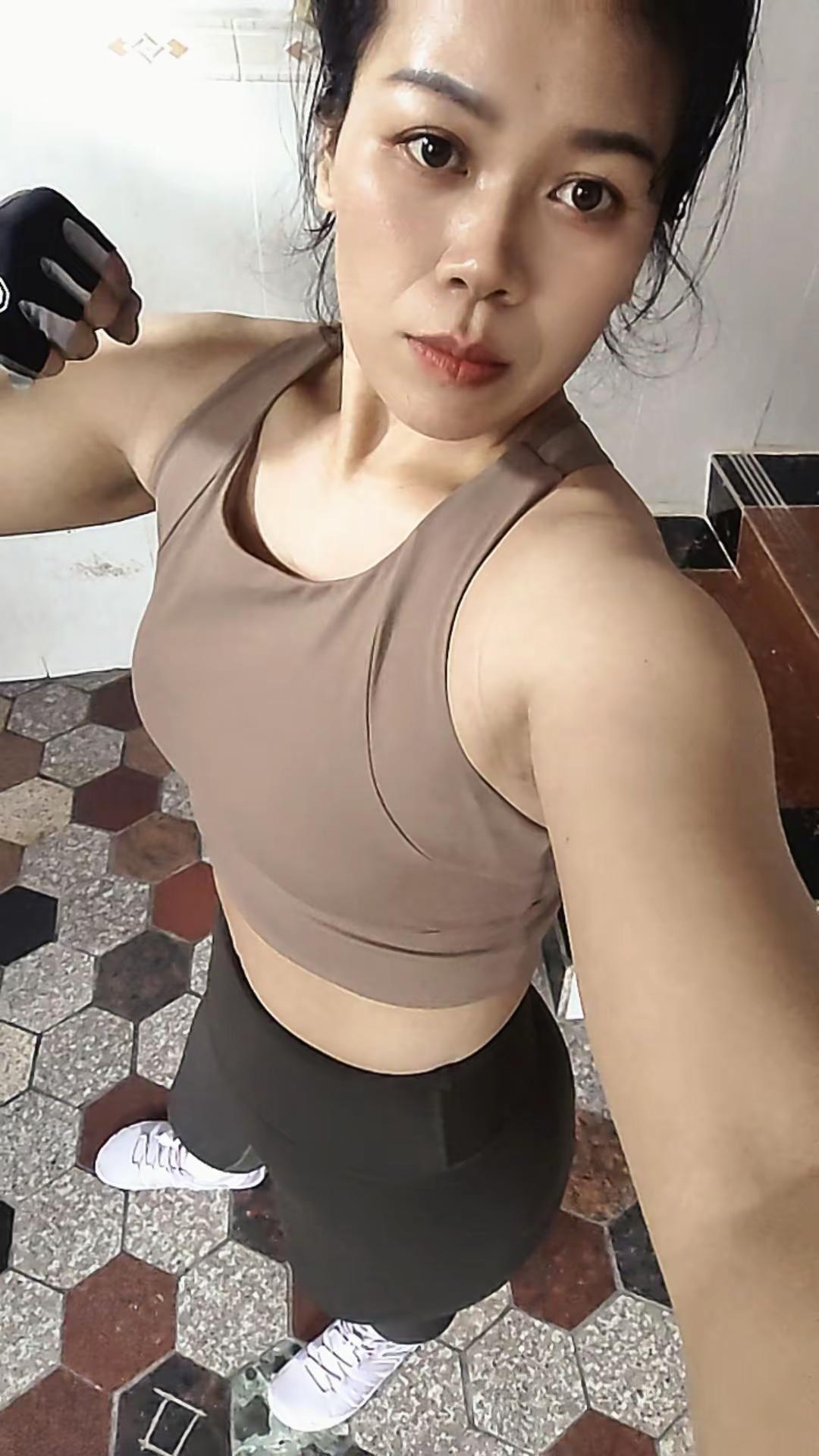 <p>自律的顶端就是享受孤独 爱健身的小姐姐 <!--{img:0}-...