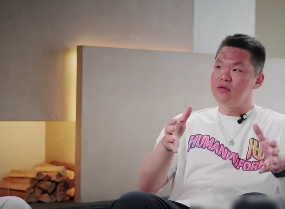朱芳雨在孙悦直播间说了句大实话，当年宏远老板让他接杜锋的班当主教练，他直接给拒了。
不是谦虚，是看透了。他说运动员生涯见多了教练下课，压力大，自己就想活得轻松点。
转头就跟老板要了总经理的位子。理由也硬，上了中大的管理课，认准了职业经理人这条路。
主教练拴在替补席，总经理才有空间做自己的事。