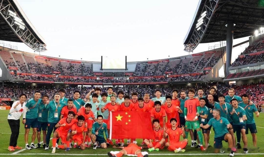 28 年最佳战绩！韩乔生评 U23 稳坐亚洲三流，背后藏着国足青训新信号
亚运会 U23 国足拿下铜牌，创下 28 年来亚运会最好成绩。韩乔生一番亚洲三流的评价，直接在球迷圈吵翻了。
很多人第一反应心里不舒服，咱们拿了铜牌，怎么还只是亚洲三流？但静下心看完他完整发言，才发现这话不是泼冷水，而是一次清