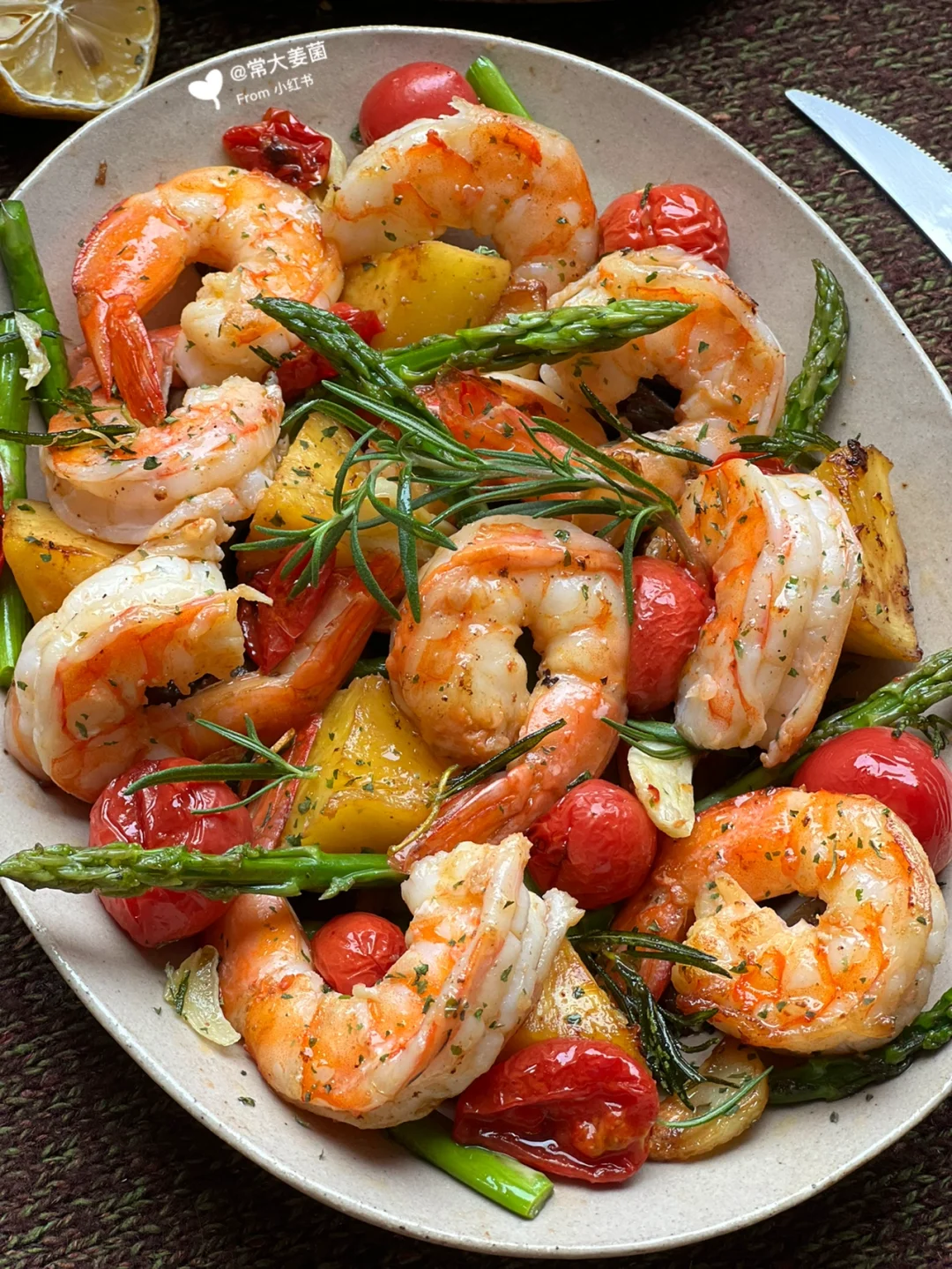 巨巨巨鲜！油浸番茄凤梨大虾蘑菇芦笋沙拉🍤