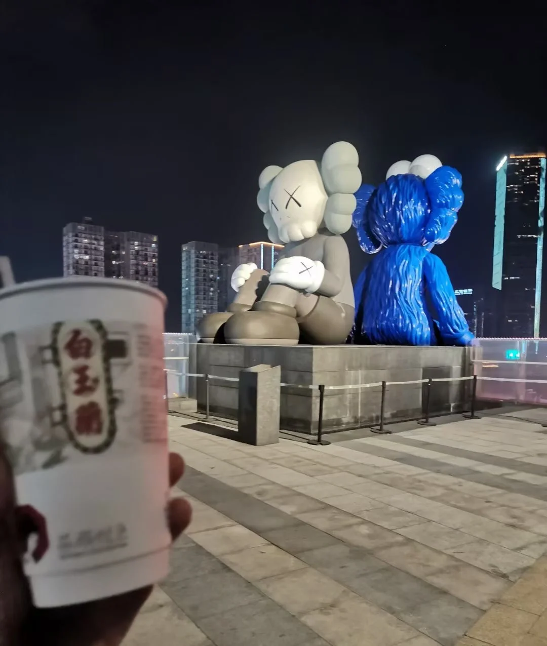 递给人菜刀的时候，刀刃向下，刀把朝向对方。