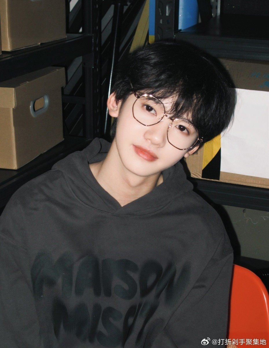 #TF家族发了张奕然生日纪录片#
多次调整后，TF家族四代张奕然的16岁生日纪录片终于上线，童年胖嘟嘟旧照萌翻网友，生日主题还落在“领养代替购买”的流浪动物公益上，被粉丝称作“解冻第一枪”。好内容经得起等待，你被纪录片里哪个瞬间戳中了？
#张奕然# ​