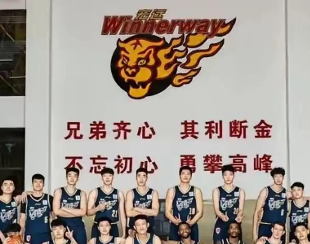 喊第12冠的人，和拿1分的人
先把时间拉回2026年5月。朱芳雨在出征仪式上讲得很清楚，休赛期引进崔永熙、焦泊乔，上调王洪泽、陈家政，签四个外援，就是为了冲击球队的第12座总冠军奖杯。目标喊到第十二冠，结果季后赛八进四被北京淘汰，连续第二年没摸到四强的地板。
出局后杜锋在发布会上说，没有什么遗憾，理