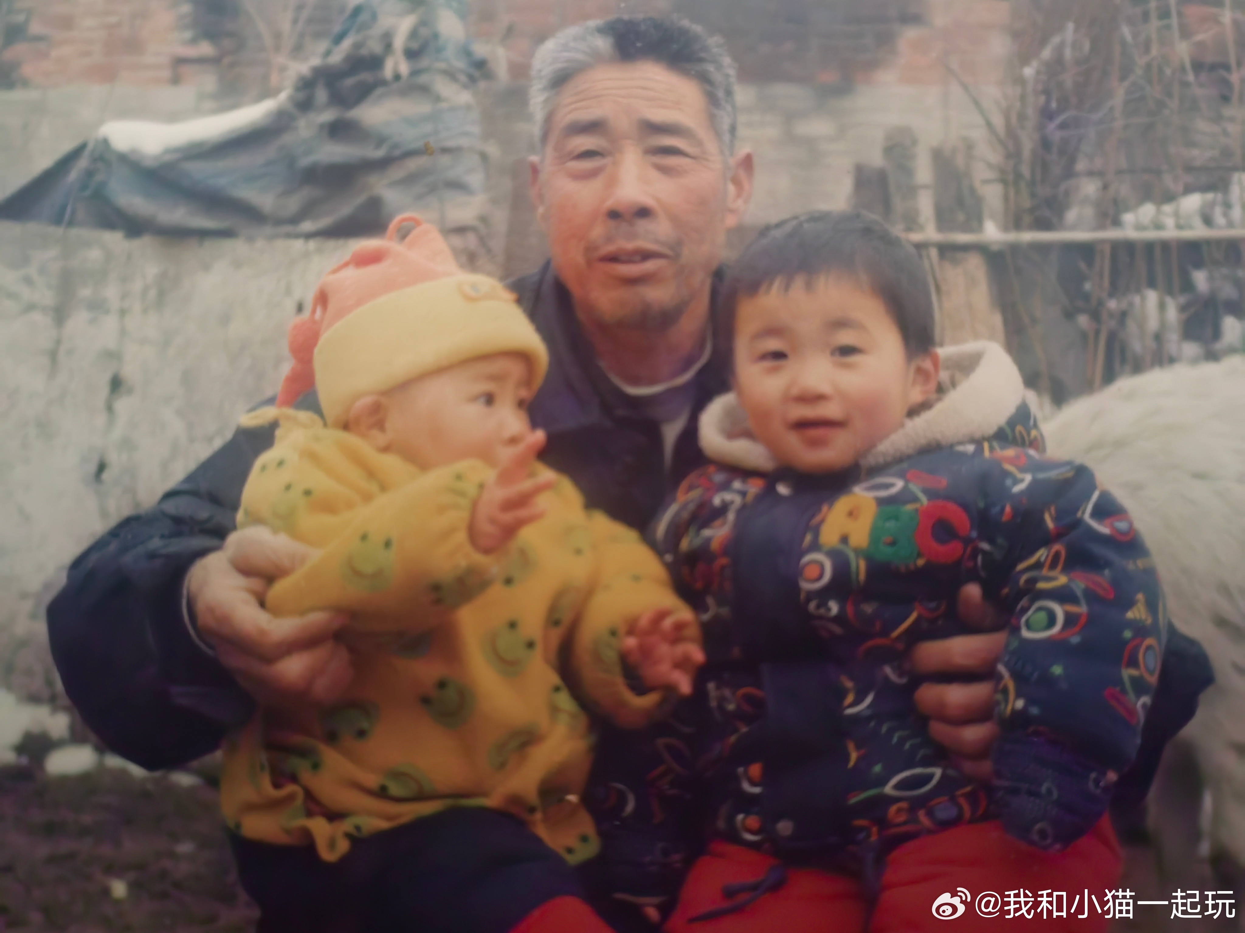 外公今天是你离开我们的第一天，没想到分别来得如此之快，昨天的这个时候你在干什么呢？后悔前天晚上没有来这里看你，现在仔细想想见你最后一面竟然是一周之前，小时候我爷爷奶奶重男轻女不喜欢我，是你和外婆一直照顾我，我小时候不吃母乳但是单一用奶粉喂养你们又怕会营养不良，所以你给我买了很多头 ​