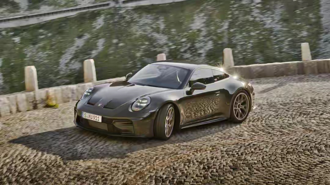 这台保时捷911 GT3 Bergsport特别版，第一眼就被这套专属车漆拿捏住。全新开发山谷绿金属漆，加入金色颗粒，光线变动就有雪山反光的奇妙效果。整车大量阿尔卑斯山设计元素，轮毂参考山顶日出日落，引擎盖带有爬山赛方格旗拉花，不同发售国家配有专属山峰徽章。基于GT3 Touring打造，定位山路行驶而非硬 ​