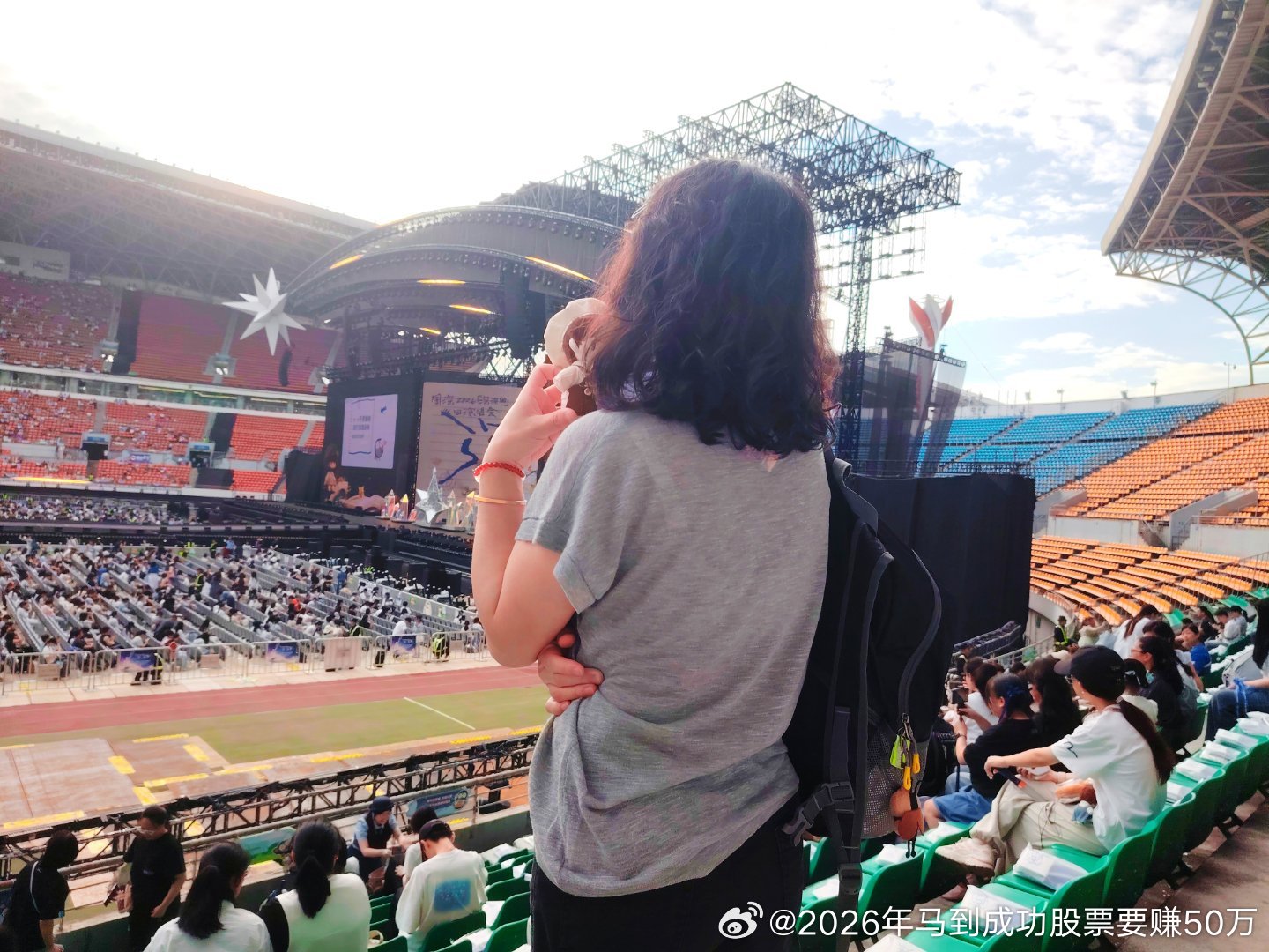 后来才发现,人生很多重要时刻,都是由请假去完成的。 
演唱会真的只有0场和无数场，我又想去鸟巢看周深演唱会了，忍忍吧，股票都没回本呢…

好想财富自由啊，好想可以自由自在，有钱有闲的日子… ​