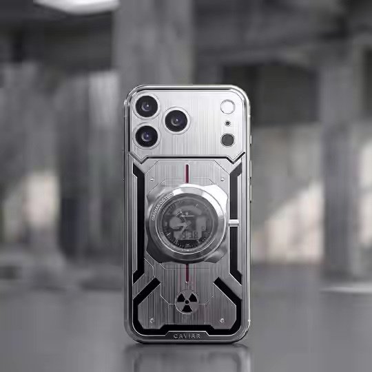 Caviar限量定制iPhone17 Pro有点离谱！内置实体辐射探测器，能测伽马辐射还能报警，全球仅仅7台。钛金属机身+专属编号，妥妥的收藏向产物。功能看着很酷，但对普通用户几乎没有使用场景。花大价钱买一台带辐射检测仪的手机，换作是你会感兴趣吗？#数码资讯# ​