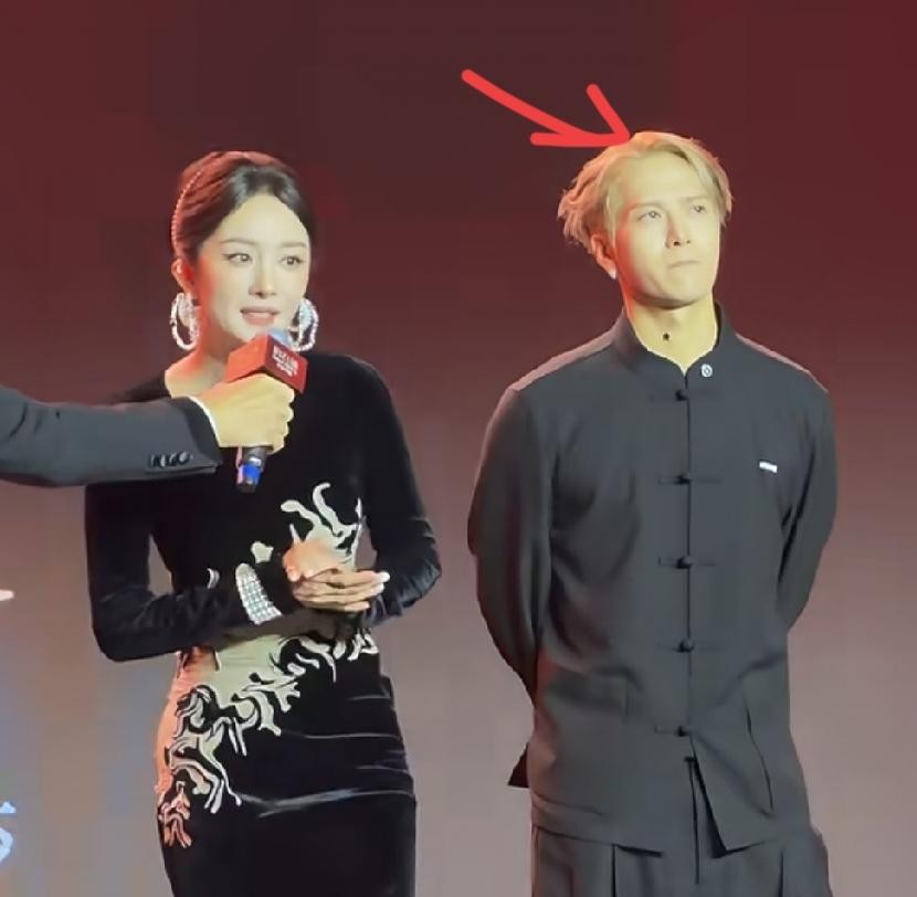 王嘉尔这次在无锡芭莎红毯的生图，直接把不少追星路人的注意力全带偏了。
一身质感拉满的黑色新中式，本来挺有东方韵味的，偏偏坏在头顶上。
那个浅亚麻色的大背头紧紧贴在头皮上，灯光一打，不少网友直接炸了锅，纷纷质疑他发际线是不是失守了。
其实真不能怪额头，纯粹是发量看着单薄了。
爱豆这碗饭吃起来光