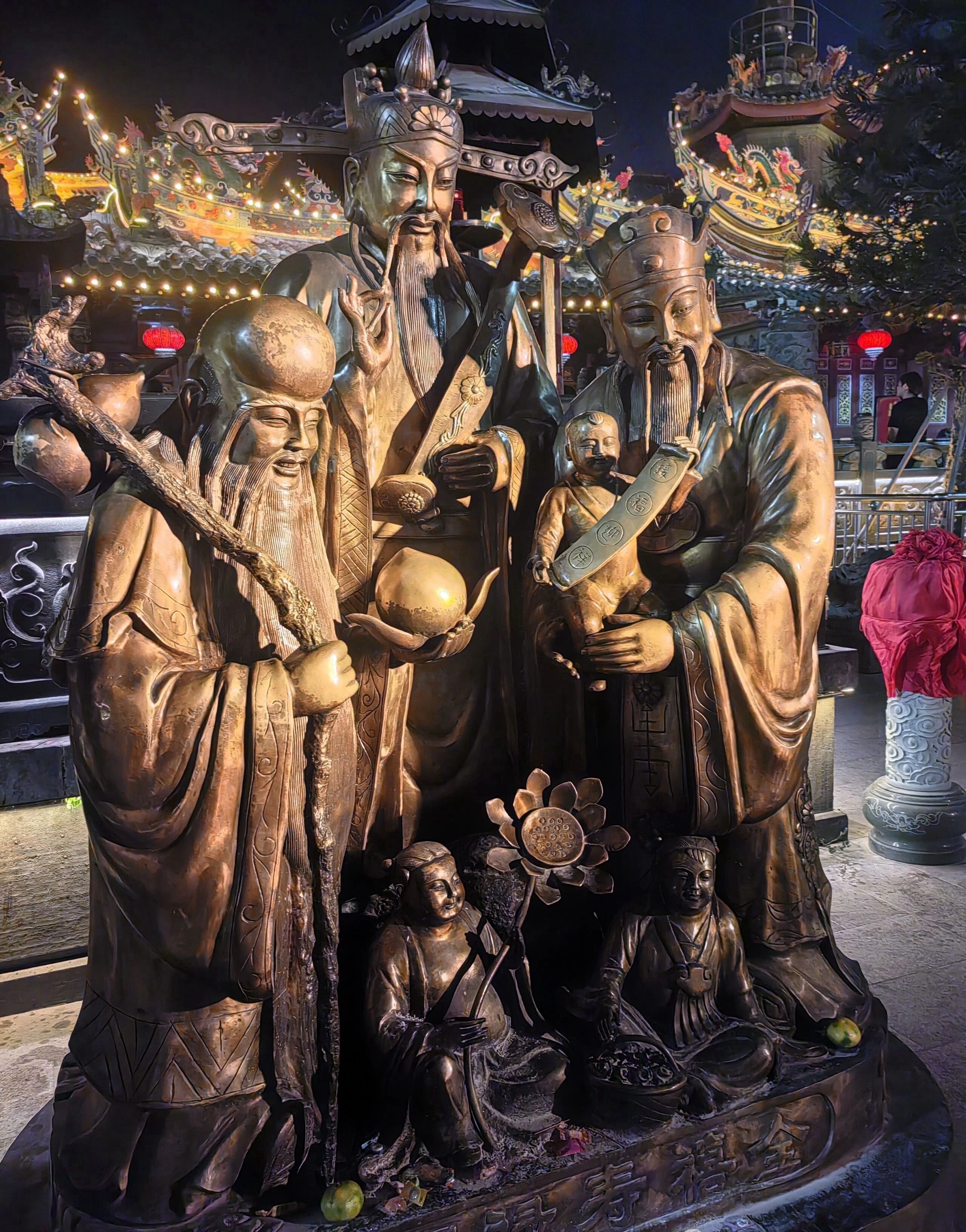 很多人听过一句话：多与纯阳之物打交道，运气会变好。不少人第一反应，就是去网购各种吉祥摆件，想着摆在家里坐等好运降临。 其实抛开玄虚的说法，所谓纯阳，就是明亮、温暖、充满生机的事物。运气哪里是天上掉下来的馅饼，更多是一个人精气神好坏带来的结果。 连续十几天阴雨的日子，大家应该都有体会。屋里晒不到太阳，人宅在家里刷手机，越待越提不起精神，情绪莫名压抑。可等到晴天午后，出门晒二十分钟太阳，后背微微发热，心里的烦闷不知不觉就消散了。其次是鲜活的草木，周末有空多去公园或者爬爬山，看看大海，走走看看蓬勃生长的花草。除此之外，还要多靠近“纯阳之人”。也就是心态坦荡、踏实乐观的普通人。少参与无休止吐槽抱怨的闲聊，多和积极向上的人来往，情绪是会互相传染的。人生总有低谷挫折，靠近向阳的事物，不是为了躲开所有麻烦，而是积攒扛事的底气。好运来源于日复一日小小的积极行动，把自身状态调整好了，机遇才会向你靠拢。
