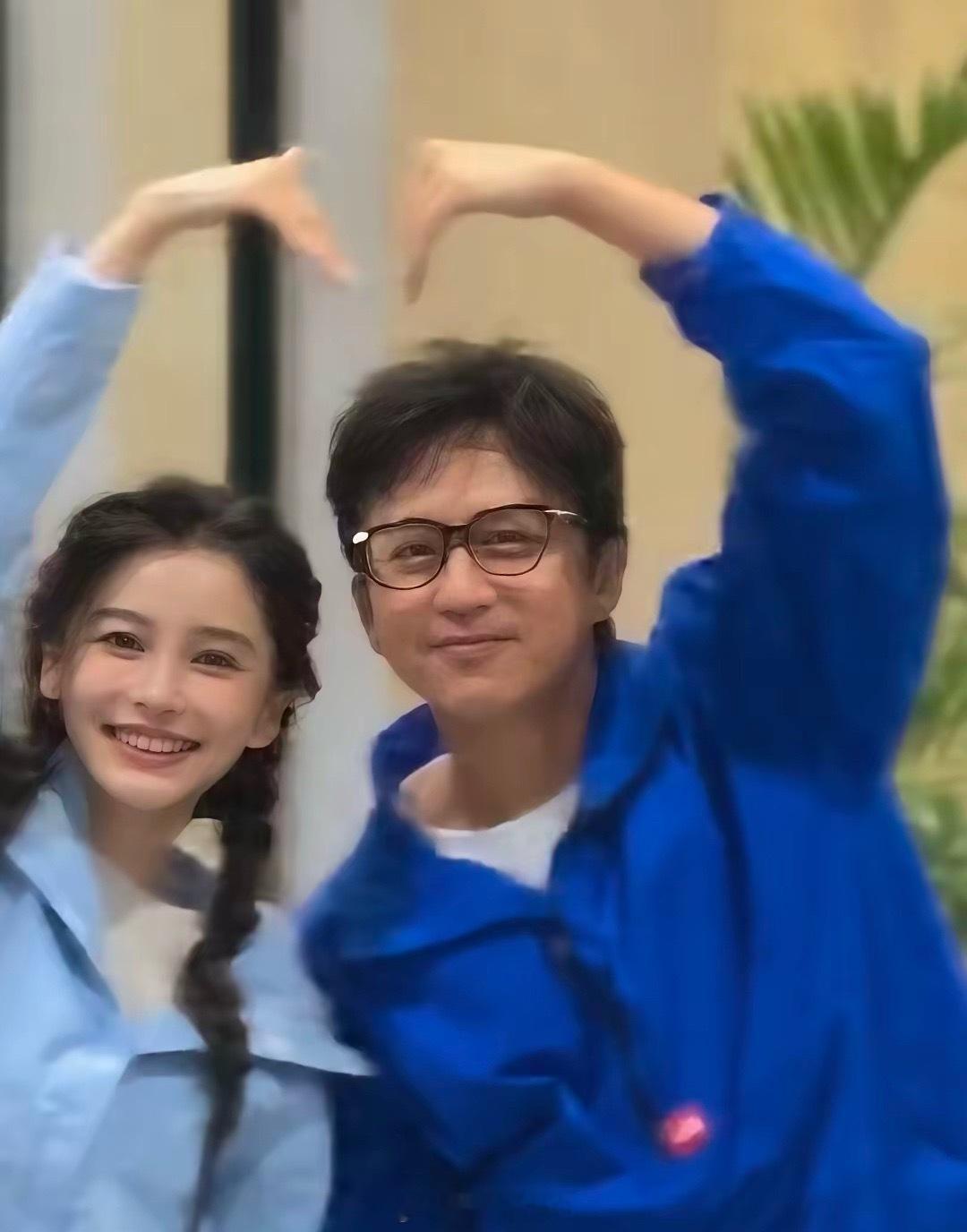 今夕是何年，邓超就这样打开了杨颖的美萌开关……
看到杨颖和邓超的新综艺录制，瞬间梦回了初代跑男。
说起来，杨颖自从“疯马秀”风波后，便被业内心照不宣地抵制，影视综艺资源清零，大型盛典活动不见其人，曝光度明显降低，这次邓超邀请她出演自己的综艺，有够义气，那句“we are family”不是说说 ​