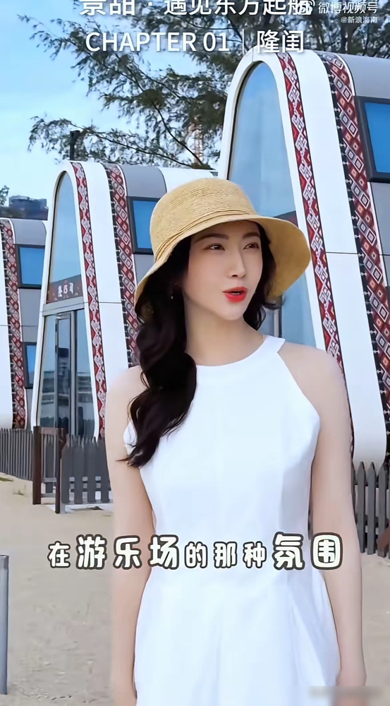 经历那么大风波，景甜一露面，居然胖了一圈！
10月10日她在海南海边跳舞，一身白裙，胳膊明显圆润了，脸上也肉嘟嘟的。按以前的规矩，女明星胖成这样早被骂惨了，红毯上勒出点肉都要被嘲上天。可这次全网都在夸，说当年的人间富贵花又活过来了。
瘦脱相是上镜，气血足才是活着。
女人这辈子最大的底气，不是迎