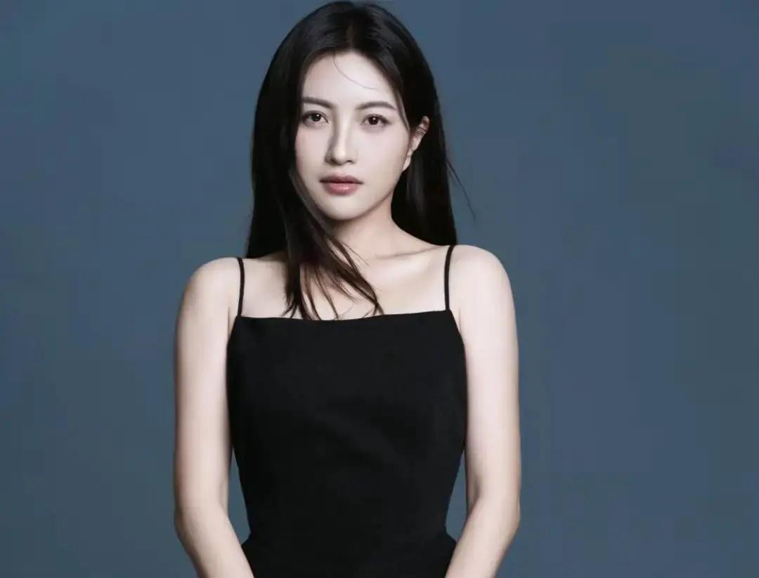 过个生日特意把跟老公传过绯闻的女星请到家里，当着众人的面直接当面盘问，搞得现场气氛瞬间降到冰点

换作别人可能觉得这也太抓马了，但这事放在包文婧身上，竟然透着一种辛酸的真实，当年赵奕欢估计都懵了

不止是赵奕欢，之前包贝尔拍戏和孙怡有段吻戏，包文婧上节目毫不掩饰自己的极度不爽

哪怕嘴上强撑着说相信