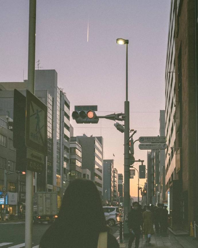 黄昏街头。 | 📷：Satoshi Inoue ​​​