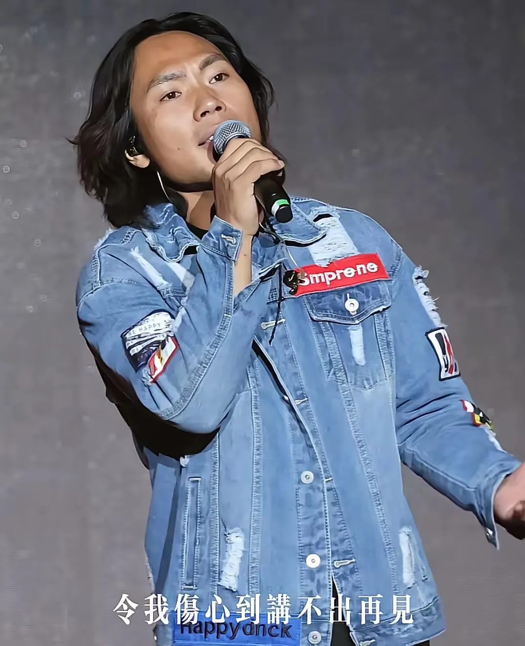 机会这东西，从来都是留给有准备的人。李克勤那场演出，开场时间到了，人没到。主办方急得团团转，台下三万观众等着。一个叫侯浪的草根歌手，本来是买票进来听歌的，被临时拽上台救场。

没有提词器，没有彩排，没有事先对好的流程。侯浪站在三万人的大舞台上，硬生生唱了将近二十首歌，撑了两个小时。他自己说，平时唱歌