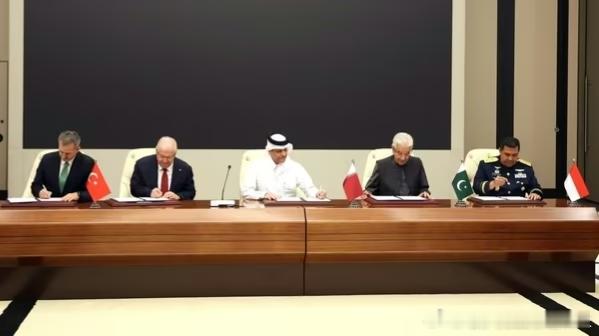 【四国联手发展防务工业！土耳其、卡塔尔、巴基斯坦和印尼签署合作备忘录】

🌍 10月21日，土耳其、卡塔尔、巴基斯坦和印度尼西亚在多哈签署名为“巴德尔”（Badr）的防务工业合作备忘录。

🛡️ 四国计划加强武器装备联合生产、军事技术研发、航空航天及专业人才培养等领域的合作，共同提升国防工 ​