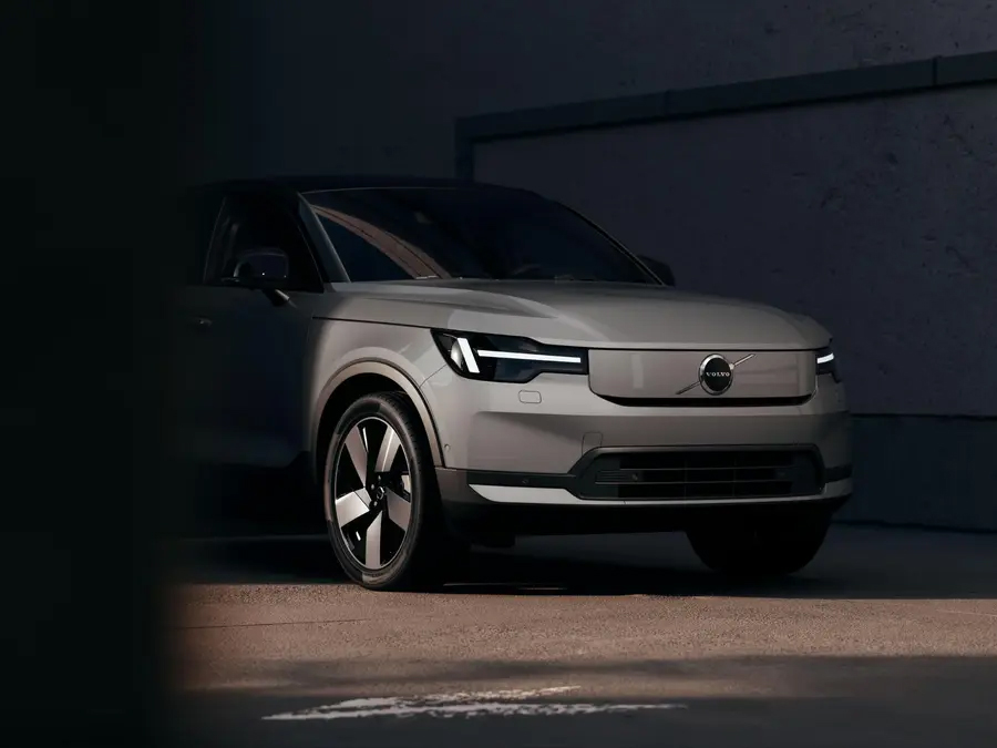 【沃尔沃 XC40 二次改款来了！美国市场纯电版本直接停产】
沃尔沃 XC40/EX40 迎来第二次中期改款，没有选择全新换代，而是继续打磨现款车型，同时爆出一个很有意思的消息：美国市场 EX40 纯电版即将退市。
说实话挺感慨的，XC40 从 2017 年上市至今，算是豪华紧凑型 SUV 里的老将