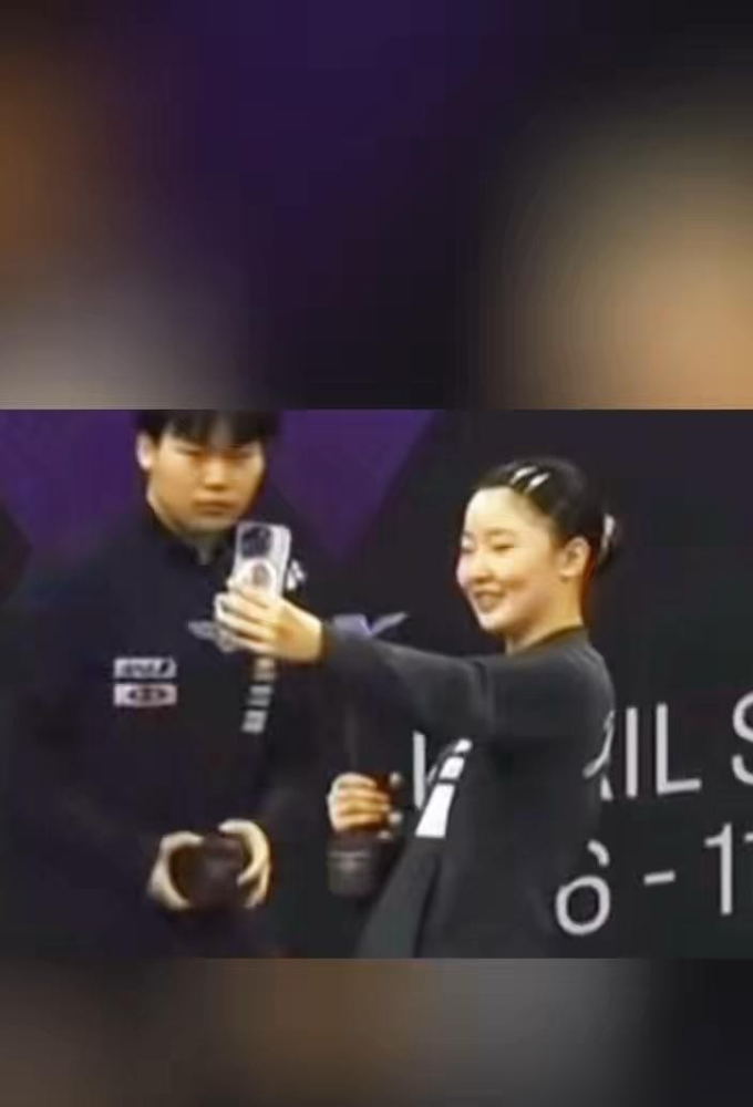松岛辉空说自己练累了会被张本美和骂，说完还苦笑一下。 这姑娘08年的，管他07年的，训练主导权全在她手里，场上战术、站位，都是张本美和说了算。 松岛辉空还补一句：我俩平时不怎么说话。 但这组合从去年配对，混双排名干到过世界第4。亚运会打韩国，决胜局14比12，愣是咬下第4个赛点。 怕搭档，不丢人，出