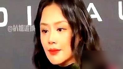 欧豪新剧搭档长得像马思纯，他在片场直接躲着走。
八年了，这避嫌的劲儿一点没松。当年《左耳》里张漾和黎吧啦，戏里爱得死去活来，戏外两人被拍到手牵手回小区，全网都以为要成。结果电影宣传期一过，马思纯在采访里哭，欧豪那边一个字没回应。后来马思纯抑郁、发胖、吃药，他全程消失。
现在新剧《交锋》开机，搭档